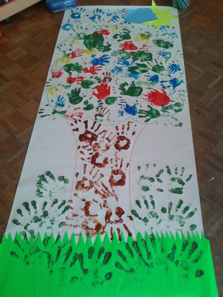 Disegno di un albero colorato con le mani dei bambini